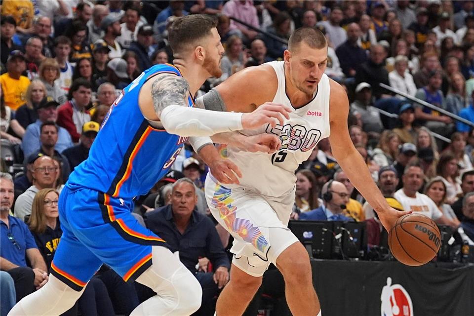 Isaiah Hartenstein (l.) muss um das Weiterkommen zittern.David Zalubowski/AP/dpa