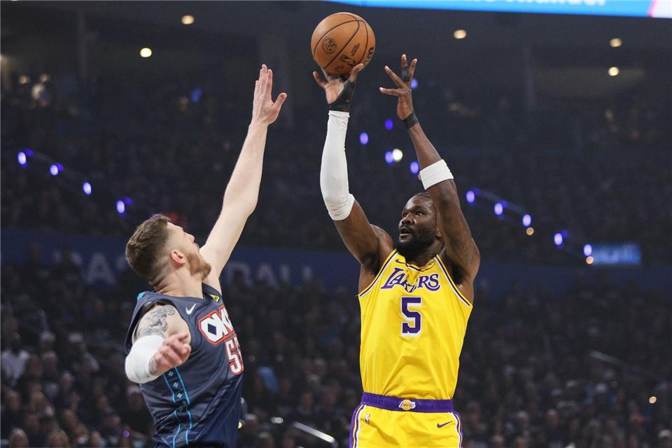 Isaiah Hartenstein (l.) stellte Deandre Ayton und die Lakers vor Probleme.Nate Billings/AP/dpa