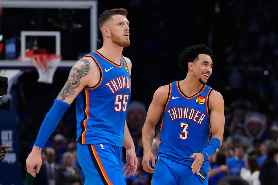 Isaiah Hartenstein (l) überzeugte beim Sieg gegen die San Antonio Spurs.Tony Gutierrez/AP/dpa