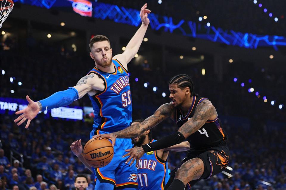 Isaiah Hartenstein (l) versucht den Ball zu blocken.Nate Billings/AP/dpa