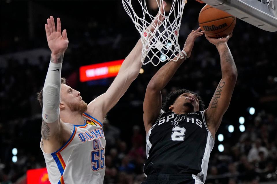 Isaiah Hartenstein (links) fehlt mit OKC zur Rückkehr in die NBA-Finals noch ein Sieg.David J. Phillip/AP/dpa