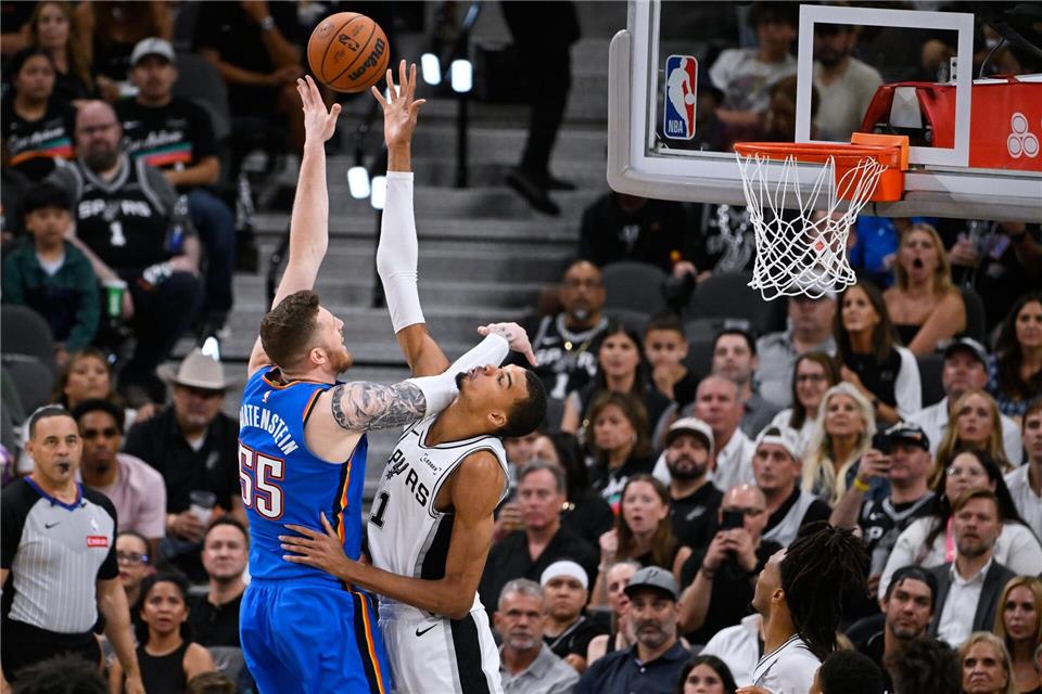 Isaiah Hartenstein (links) legte für Oklahoma in Spiel fünf gegen die San Antonio Spurs um Starspieler Victor Wembanyama 15 Rebounds auf.Darren Abate/AP/dpa