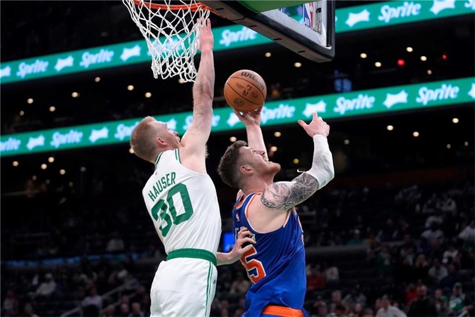 Hartenstein bezwingt mit Knicks NBA-Spitzenreiter Boston  Isaiah Hartenstein (r) von den New York Knicks setzt gegen die Boston Celtics zum Korbleger an.