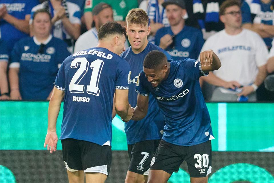 Isaiah Young und Stefano Russo jubeln über das entscheidende 1:0 für Bielefeld.Bernd Thissen/dpa