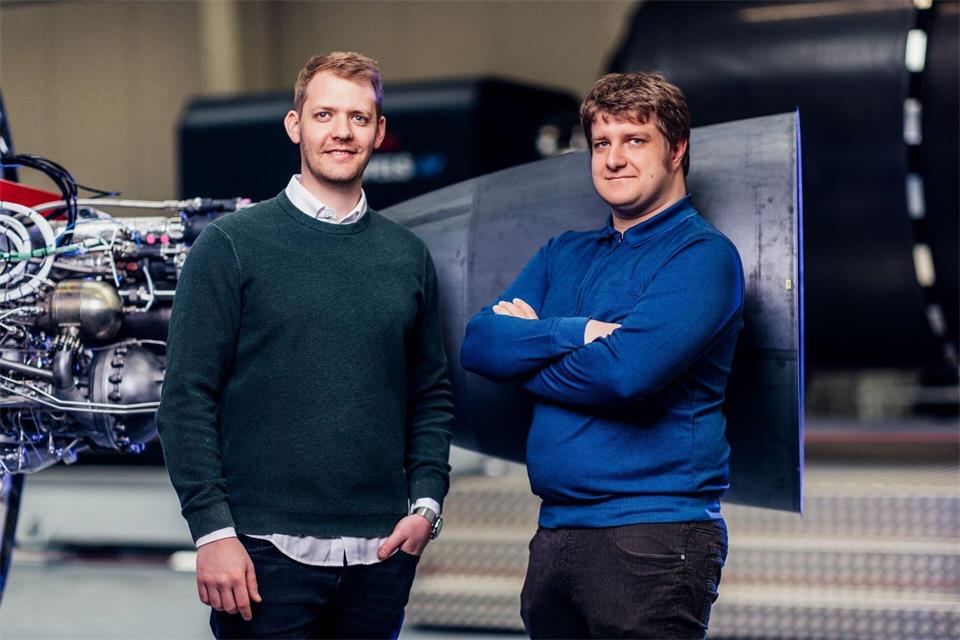 Isar Aerospace-Mitgründer Josef Fleischmann (r.) legt seine Aufgabe als Technikchef nieder. Daniel Metzler (l.) bleibt Unternehmenschef. (Handout)-/Isar Aerospace/dpa