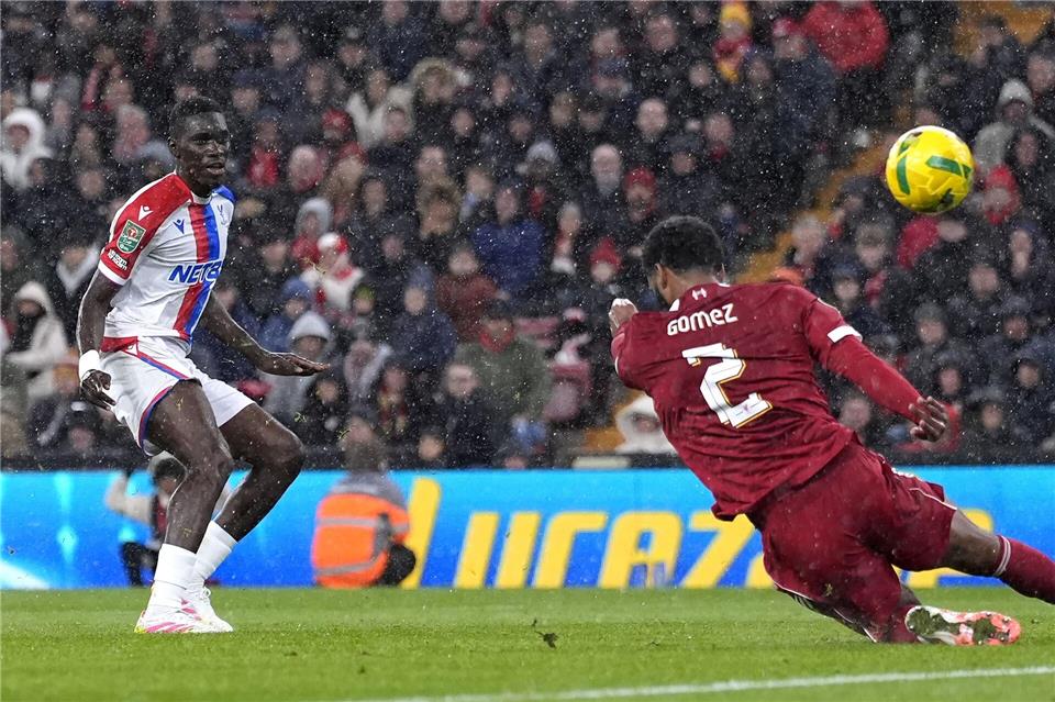 Ismaila Sarr (l) traf vor der Halbzeit in Liverpool zweimal für Crystal Palace.Peter Byrne/PA Wire/dpa
