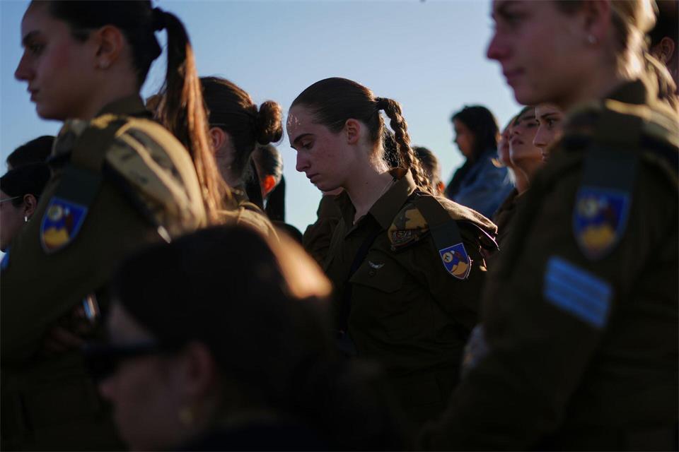 Israel erinnert an das Massaker am 7. Oktober 2023 und gedenkt der Opfer - hier in der Nähe des Kibbuz Nachal Oz im Süden Israels.Ariel Schalit/AP/dpa