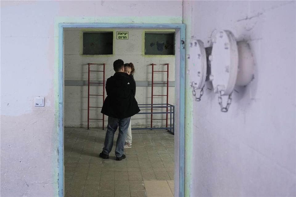 Israel greift den Iran an - Zivilisten stehen in Ramat Gan in einem Schutzraum, nachdem Alarm ausgelöst wurde infolge eines israelischen Angriffs auf den Iran.Oded Balilty/AP/dpa