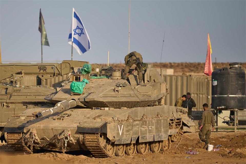 Israel hat die Alarmbereitschaft seiner Truppen im Gazastreifen vor dem Jahrestag des Massakers am 7. Oktober 2023 erhöht. (Symbolbild)Ohad Zwigenberg/AP/dpa