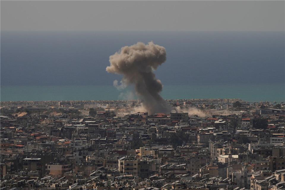 Israel hat die Angriffe in Beiruts Vororten seit einer offiziellen Waffenruhe im April eigentlich reduziert. (Archivbild)Hassan Ammar/AP/dpa