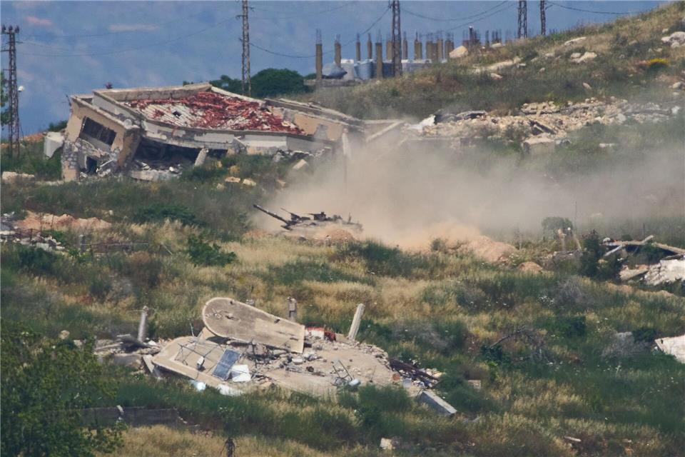 Israel rückt im Süden weiter vor auch jenseits des Flusses Litani.Ariel Schalit/AP/dpa