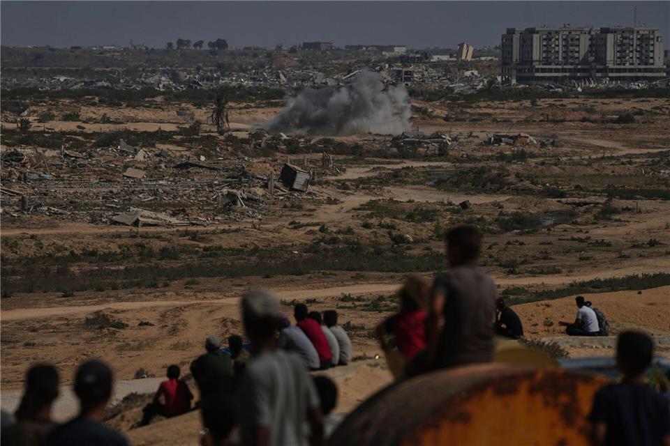 Gespräche über Friedensplan ab Montag in Ägypten geplant Israelische Luftangriffe gingen am Samstag weiter.Abdel Kareem Hana/AP/dpa
