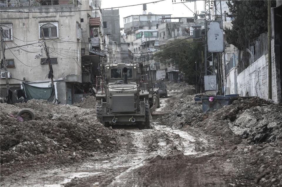 Bilder des Tages Israelische Militärbulldozer zerstören die Infrastruktur im Lager Tulkarm im Westjordanland. Nasser Ishtayeh/SOPA Images via ZUMA Press Wire/dpa