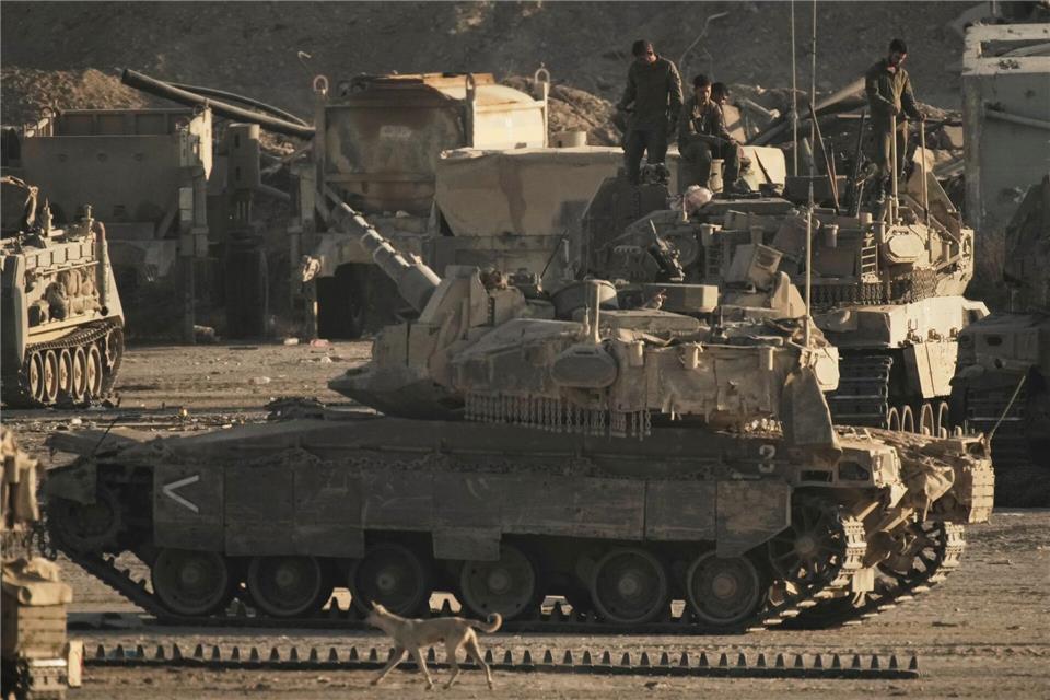 Israels Militär beginnt Bodenoffensive in Stadt Gaza Israelische Panzer an der Grenze zum Gazastreifen. Leo Correa/AP/dpa