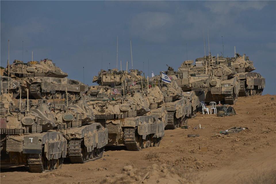 Israelische Panzer nahe des GazastreifensOhad Zwigenberg/AP/dpa