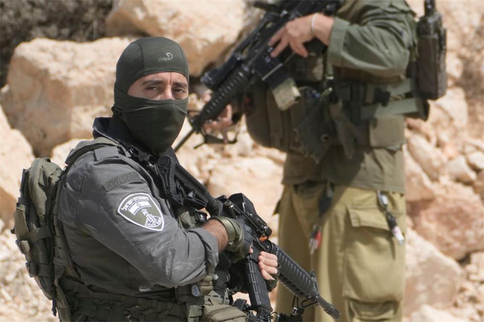 Israelische Sicherheitskräfte am Ort eines Angriffs israelischer Siedler auf Palästinenser im Westjordanland. Majdi Mohammed/AP/dpa