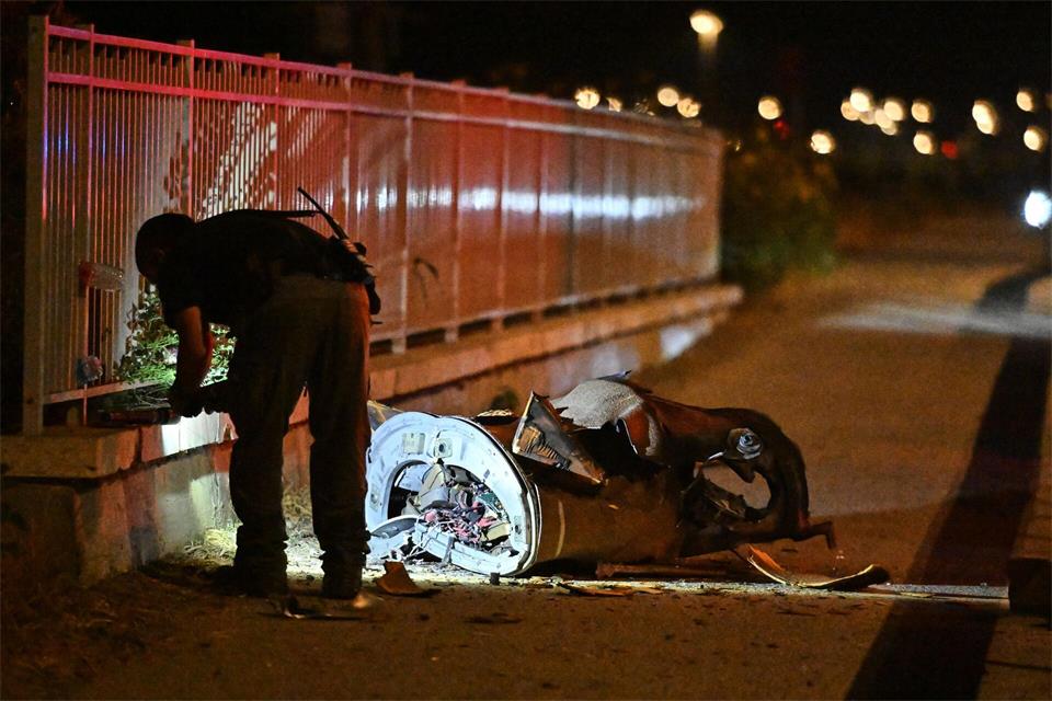 Israelische Sicherheitskräfte untersuchen ein Fragment einer abgefangenen iranischen Rakete im Norden Israels.Rami Shlush/AP/dpa