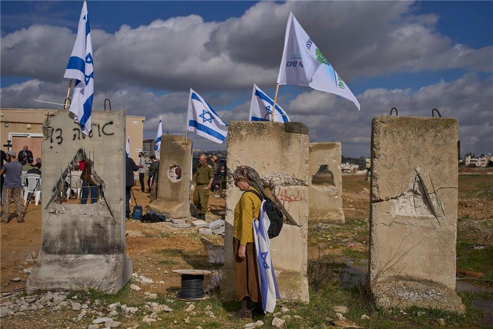 Israelische Siedler bei der Einweihung einer neuen Siedlung im Westjordanland. (Archivbild)Ohad Zwigenberg/AP/dpa