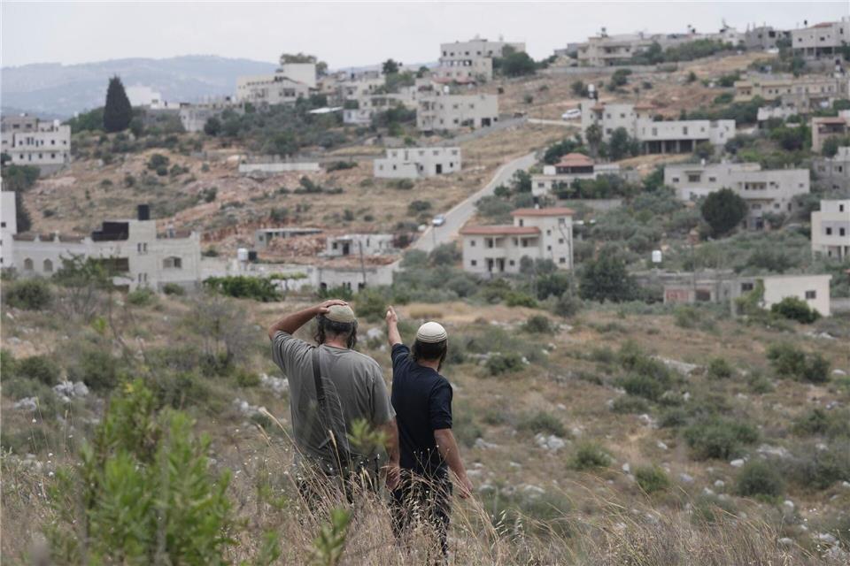 Jahrzehnte des Konflikts um Palästinenser-Staat Israelische Siedler im Westjordanland. (Archivbild)Maya Alleruzzo/AP/dpa