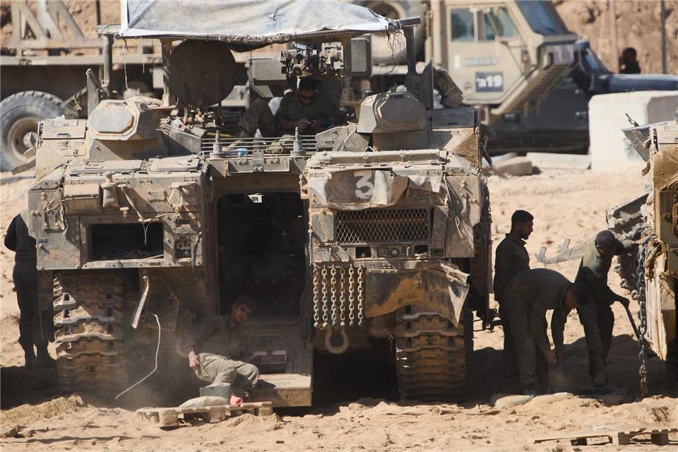 Israelische Soldaten an der Grenze zum Gazastreifen. (Archivbild)Ariel Schalit/AP/dpa