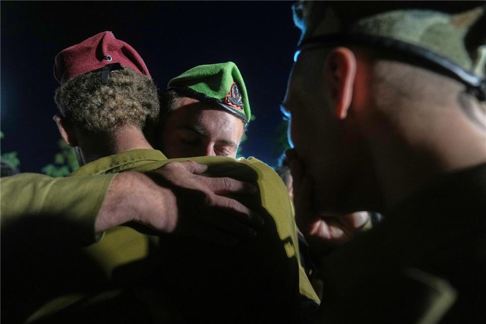 Bilder des Tages Israelische Soldaten nehmen an der Beerdigung des im Gazastreifen getöteten Kameraden Staff Sergeant Itay Yavetz teil.Francisco Seco/AP/dpa