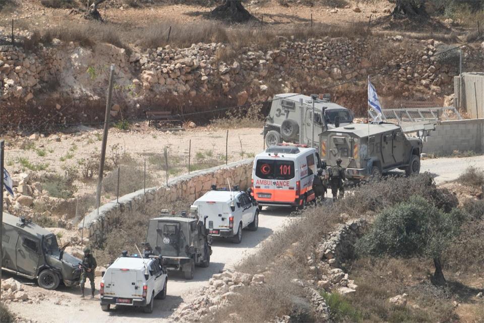 Israelische Soldaten und Krankenwagen am Ort eines neuen Angriffs israelischer Siedler in einem palästinensischen Dorf. Majdi Mohammed/AP/dpa