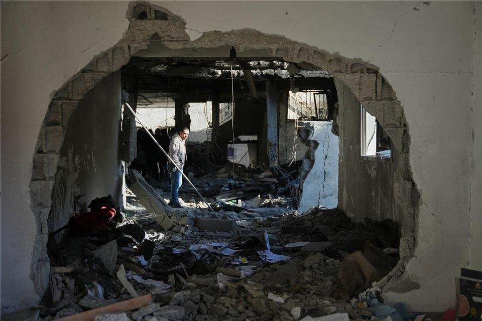 Israelischer Angriff zerstört Wohnhaus in zentralem GazastreifenAbdel Kareem Hana/AP/dpa