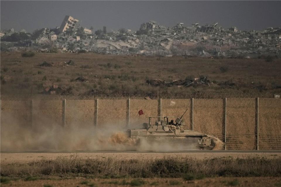 Bilder des Tages Israelisches gepanzertes Fahrzeug an Gaza-Grenze unterwegsLeo Correa/AP/dpa