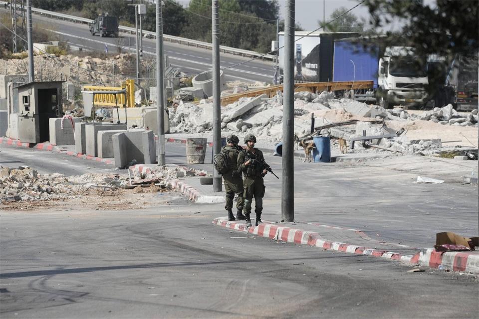 Israels Armee führt im besetzten Westjordanland nach eigenen Angaben Anti-Terroreinsätze durch.  Mahmoud Illean/AP/dpa