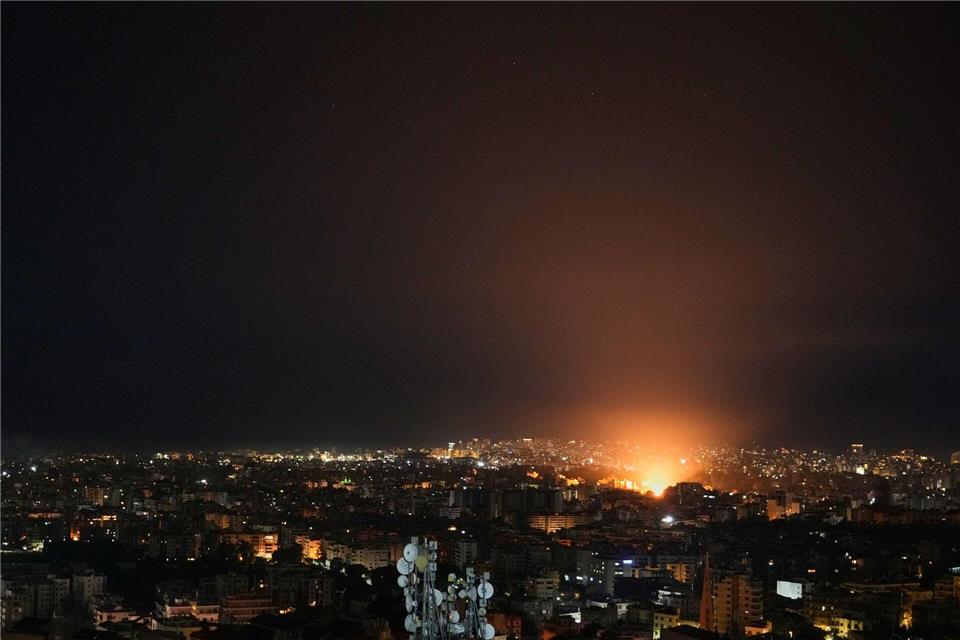 Israels Armee greift weiter im Libanon an. Hassan Ammar/AP/dpa