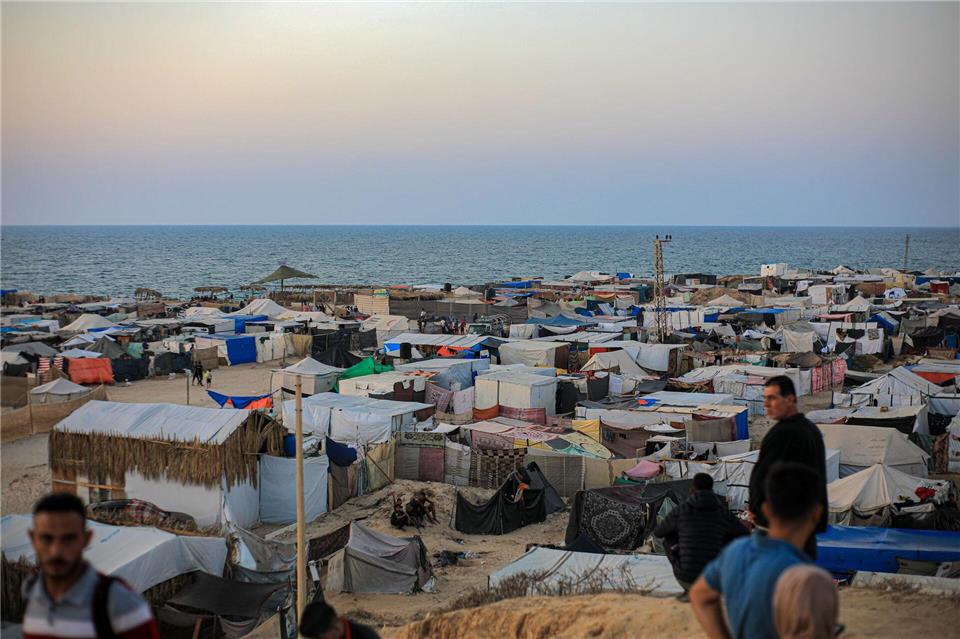 Israels Armee hat die jetzt schon überfüllte Zeltstadt Al-Mawasi zum Zufluchtsort für die Zivilisten der Stadt Gaza erklärt. (Archivbild) Rizek Abdeljawad/XinHua/dpa