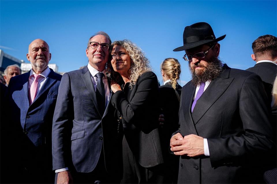 Israels Botschafter Ron Prosor (l.-r.), Bundesinnenminister Alexander Dobrindt (CSU), Bundesinnenminister, Melody Sucharewicz und Rabbi Yehuda Teichtal. Kay Nietfeld/dpa