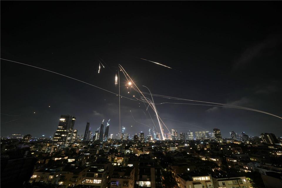 Israels Luftabwehr im Einsatz gegen iranische Raketen. (Archivbild)Leo Correa/AP/dpa