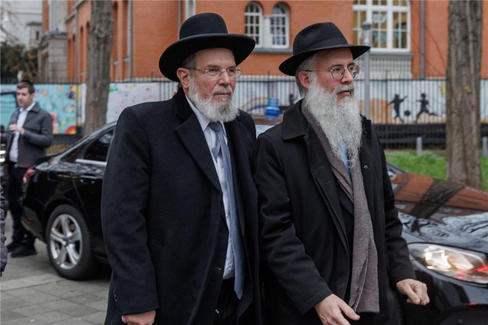 Israels Oberrabbiner Kalman Ber informierte sich über den Wiederaufbau der Bornplatzsynagoge. Markus Scholz/dpa