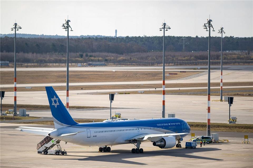 Israels Staatsflugzeug „Flügel Zions“ steht am Flughafen BER.Christophe Gateau/dpa