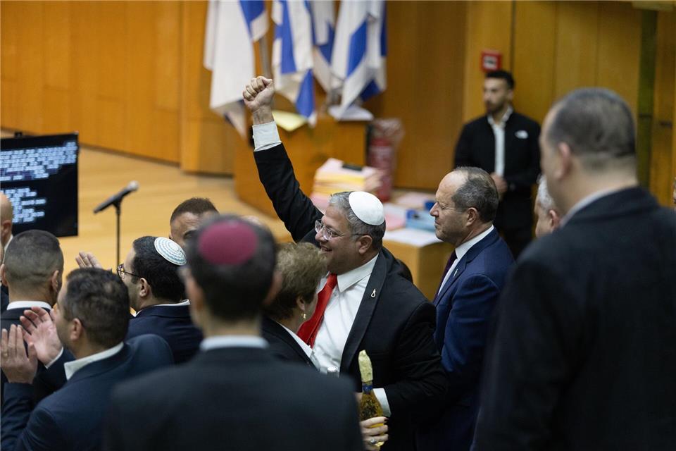 Israels rechtsextremer Polizeiminister Itamar Ben-Gvir feiert im Parlament die Verabschiedung des umstrittenen Gesetzes zur Einführung der Todesstrafe für Terroristen. (Archivbild)Itay Cohen/AP/dpa