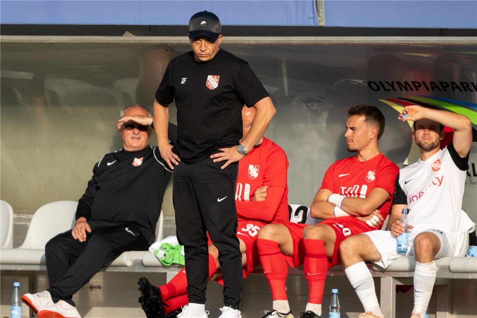 Ist auch in der kommenden Saison Drittliga-Trainer: Havelses Samir Ferchichi (2.v.l). (Archivbild) Soeren Stache/dpa
