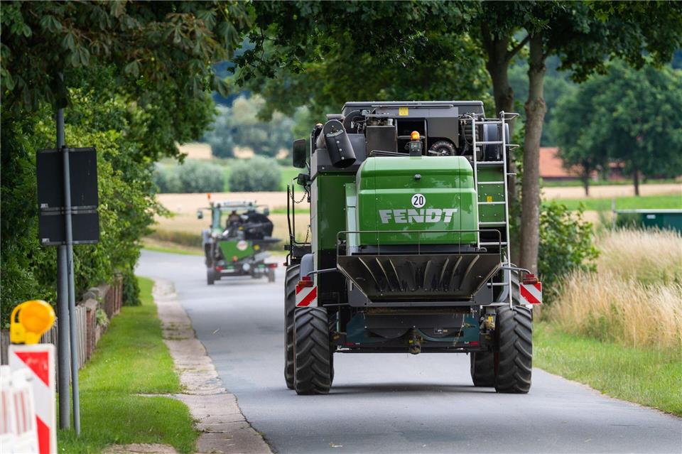 Ist ausreichend Platz und die Strecke gut einsehbar? Auto- und Motorradfahrer sollten vor allem beim Überholen landwirtschaftlicher Fahrzeuge noch vorsichtiger sein.picture alliance/dpa