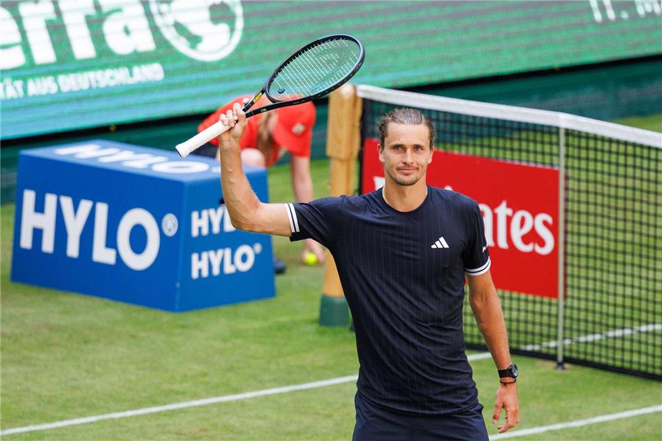 Ist beim Rasenturnier in Halle mit Mühe ins Achtelfinale eingezogen: Alexander Zverev.Friso Gentsch/dpa