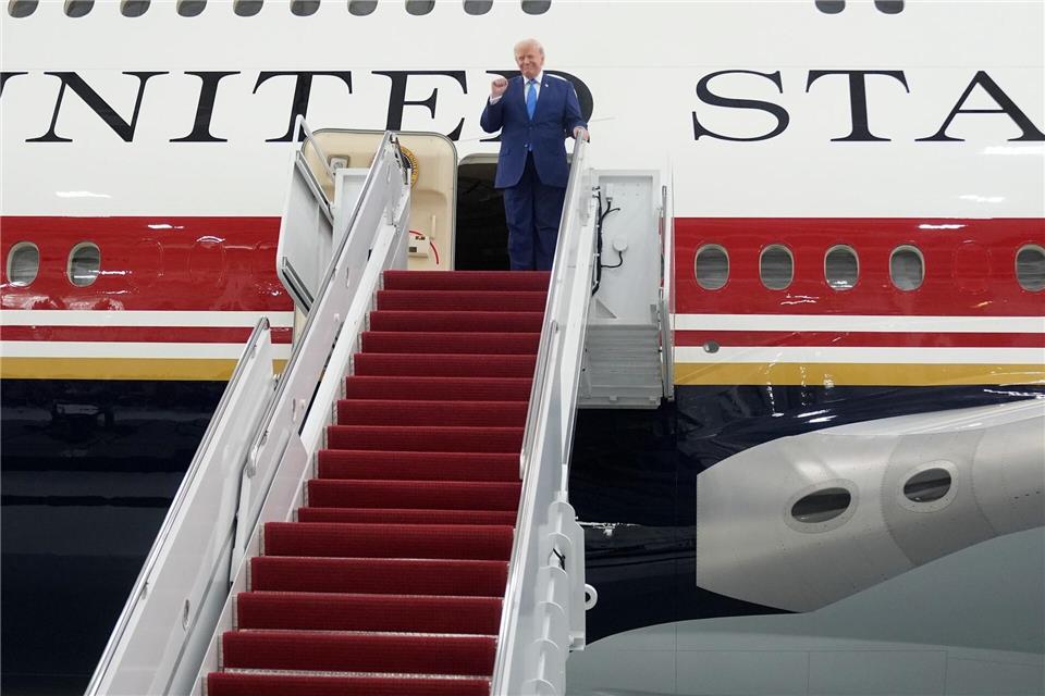 Ist besonders stolz auf seinen geschenkten Jumbojet: US-Präsident Trump.Manuel Balce Ceneta/AP/dpa
