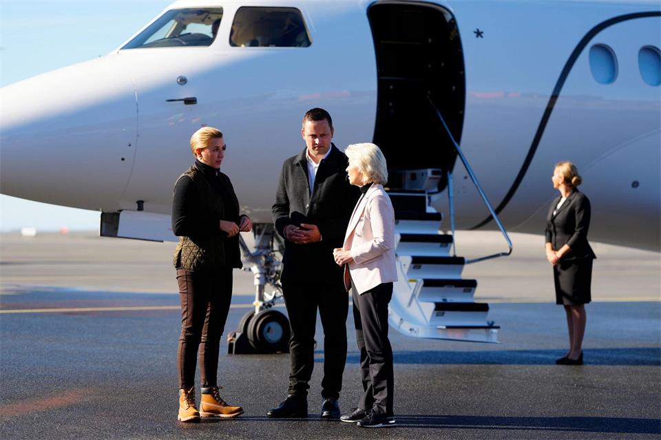 Ist bis Montag zu Gast in Grönland: EU-Kommissionspräsidentin Ursula von der Leyen (r).Mads Claus Rasmussen/Ritzau Scanpix Foto/AP/dpa