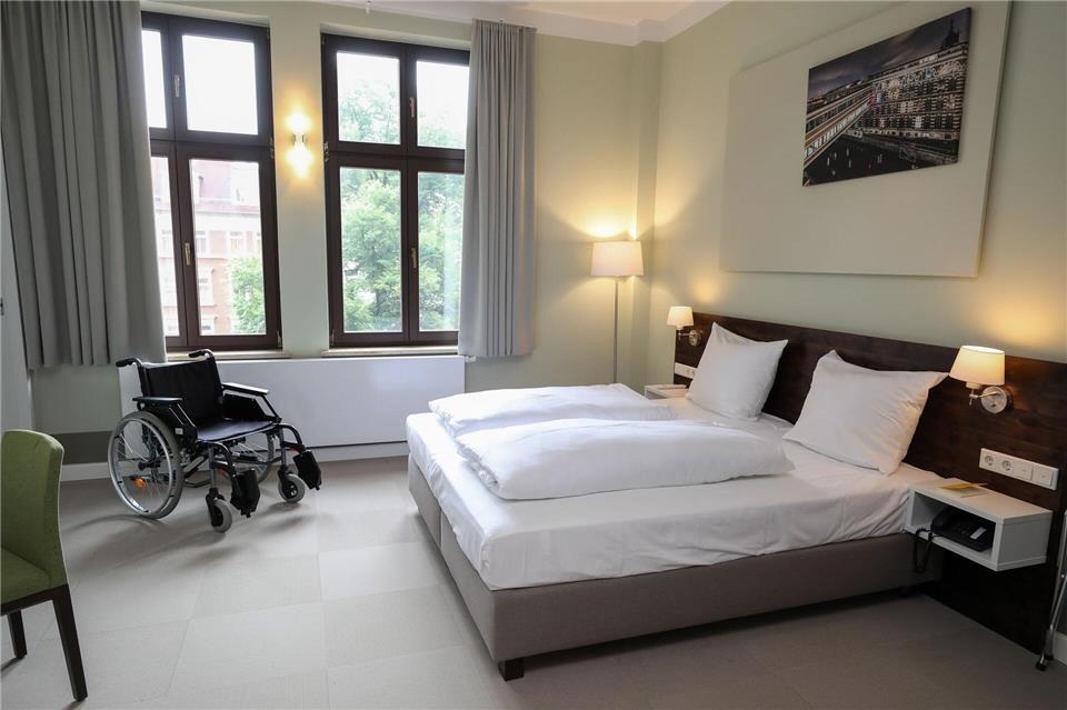 Ist das Hotelzimmer barrierefrei? Eine wichtige Frage für Menschen, die im Rollstuhl sitzen.picture alliance/dpa