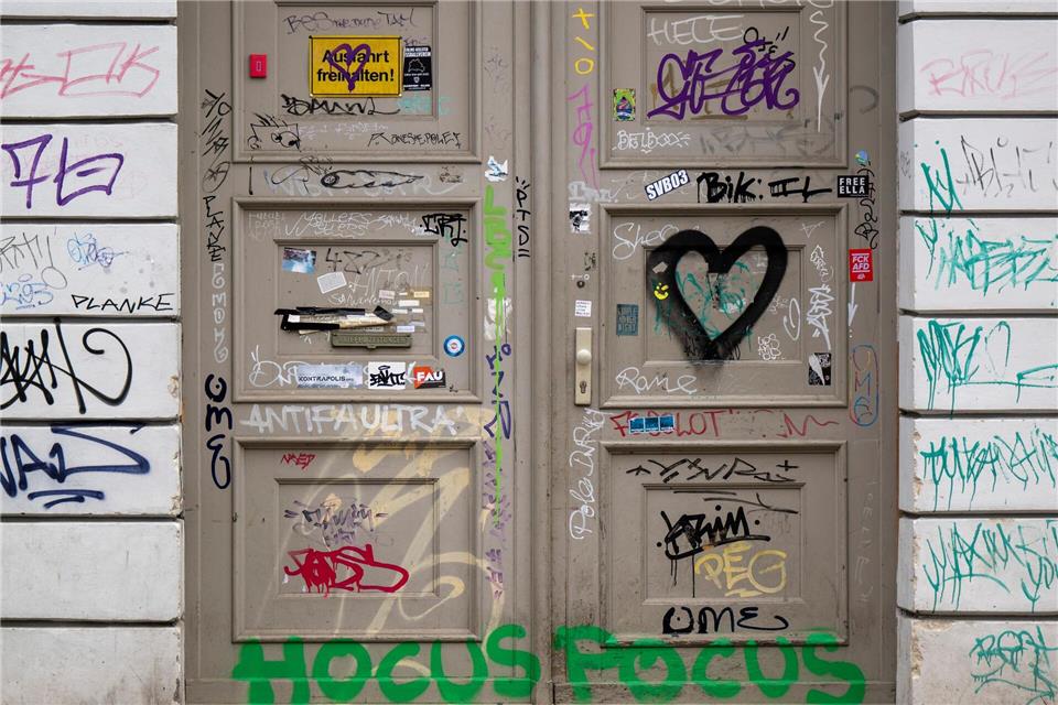 Ist das Kunst oder kann das weg? Bei Wohnungseigentümergemeinschaften müssen alle Eigentümer die Kosten für die Graffitientfernung tragen.Monika Skolimowska/dpa/dpa-tmn