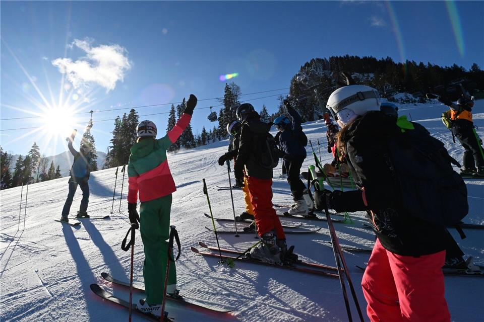 Schmelzender Pistenspaß: Bald Schwimmlager statt Skilager? Ist das Skilager noch zeitgemäß? (Archivbild) Angelika Warmuth/dpa