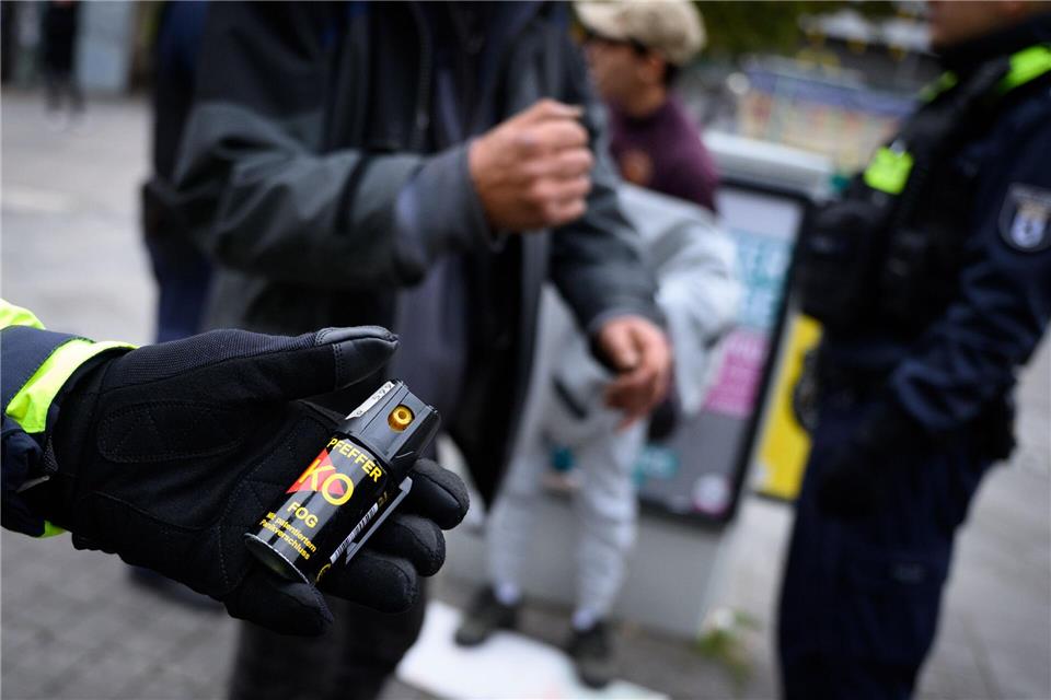 Ist der Einsatz eines Tierabwehrsprays wirklich das einfachste wirksame Mittel, um einen gegenwärtigen Angriff abzuwehren? Für die Bewertung einer Notwehrhandlung ist die Antwort auf diese Frage entscheidend.picture alliance/dpa