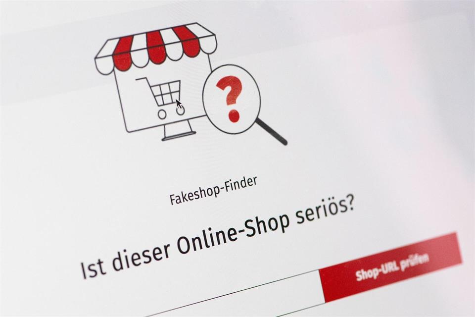 Ist der Händler seriös? Der Fakeshop-Finder der Verbraucherzentralen analysiert Seiten anhand verschiedenster Faktoren und gibt eine Einschätzung zur Glaubwürdigkeit ab.picture alliance/dpa/dpa-tmn