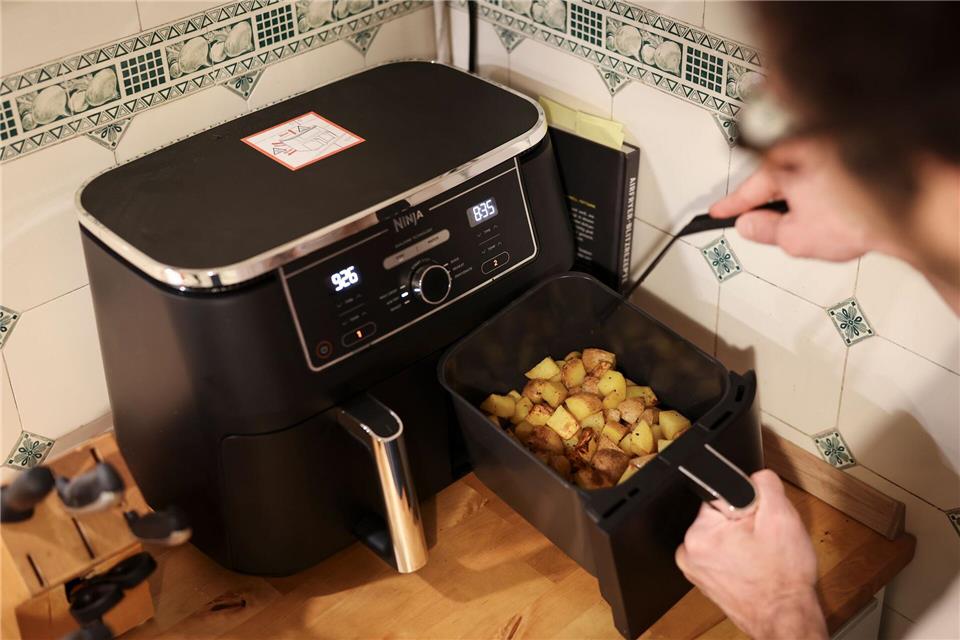 Ist der Korb befüllt, kann der Airfryer gestartet werden.Christian Charisius/dpa