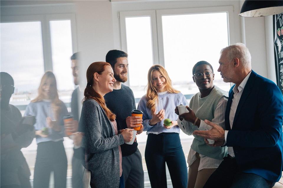 Ist die Anrede ungeklärt, wird das Kollegengespräch zum Balanceakt.picture alliance / dpa-tmn