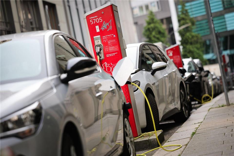 Ist die Ladesäule frei, wenn ich ankomme? Wer auf die öffentliche Infrastruktur angewiesen ist, muss flexibel bleiben.picture alliance/dpa