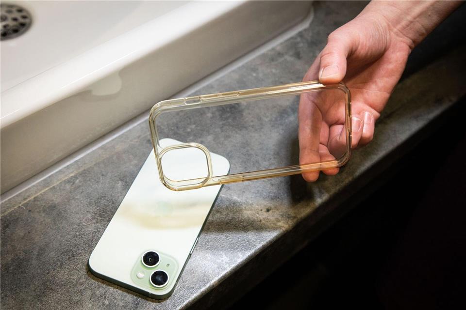 Ist die transparente Handyhülle vergilbt, soll man sie mit Hilfe von Backpulver wieder klar bekommen - das verspricht ein Lifehack.Christin Klose/dpa-tmn